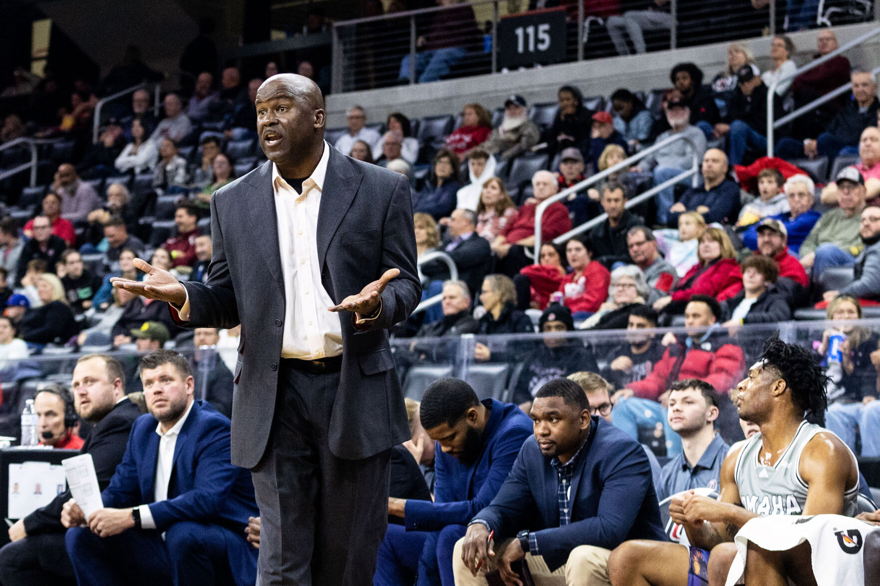 111722-owh-spo-unobasketball-em14.jpg